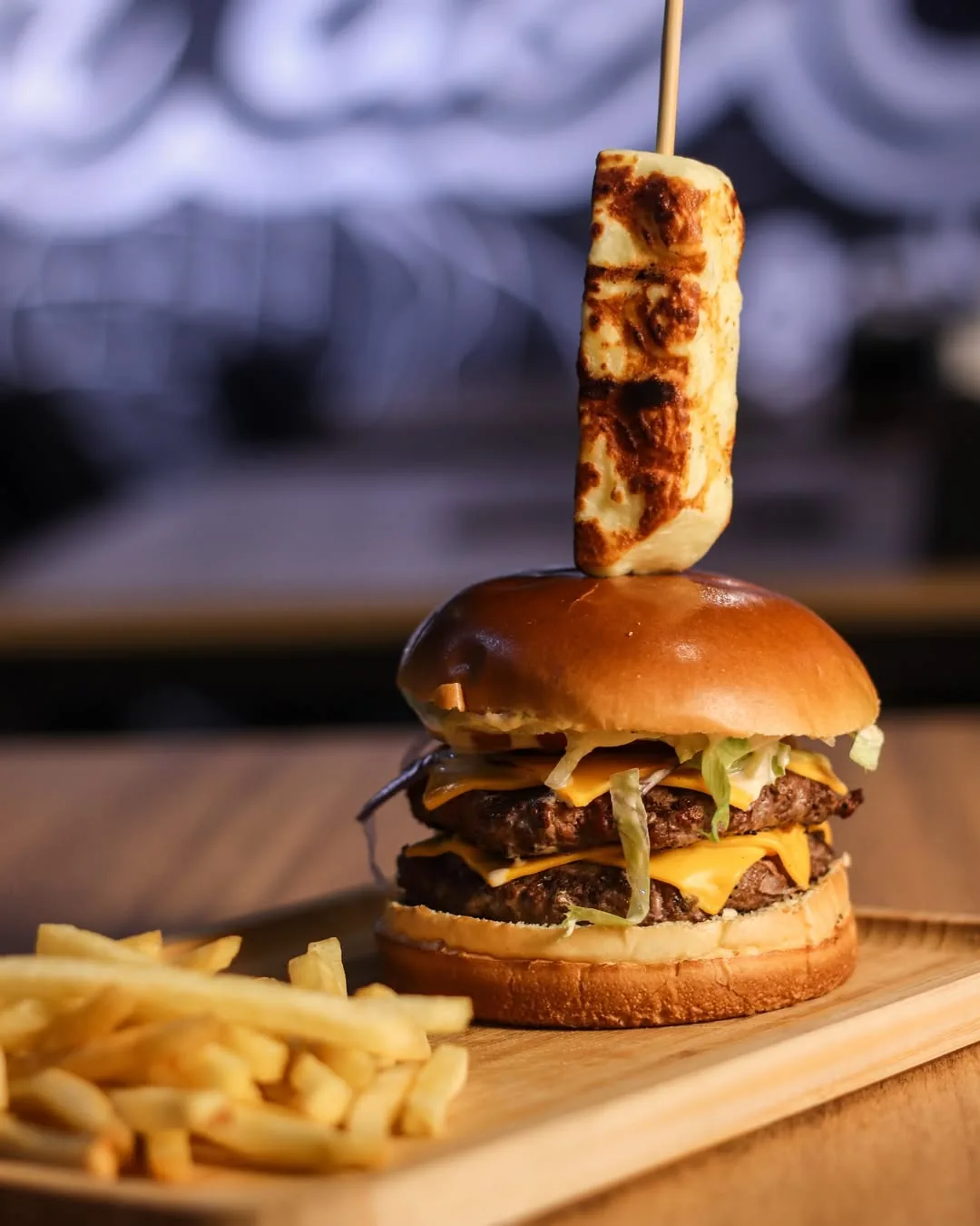 Hambúrguer duplo com espeto de queijo coalho e batata frita